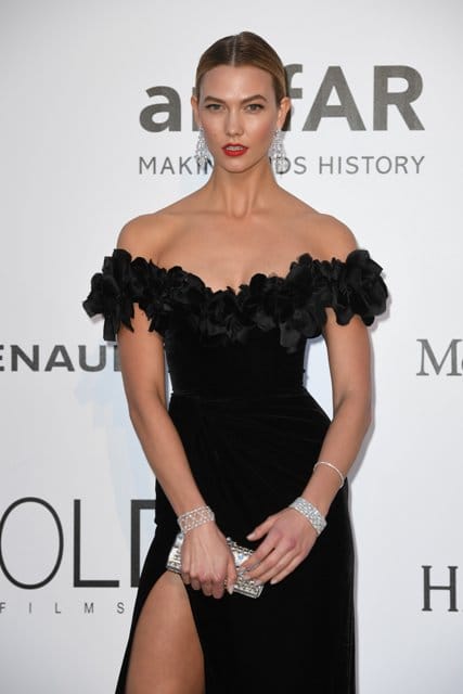 Karlie Kloss shimmered in a pair of earrings in 18ct white gold set with diamonds (31.33cts), a bracelet in platinum set with diamonds (103.89cts), a bracelet in 18ct white gold set with diamonds (35.78cts) and a line bracelet in 18ct white gold set with diamonds from the High Jewellery Collection.