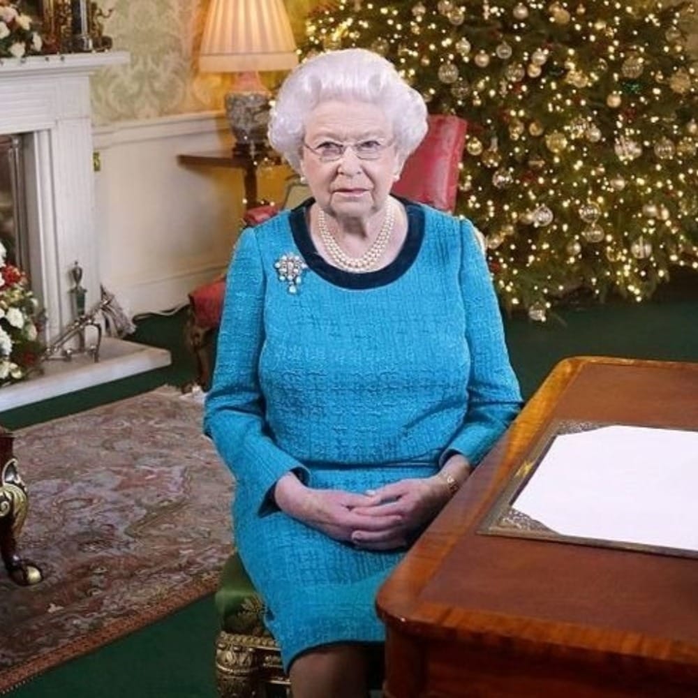 This Is What The Queen Gives Her Staff For Christmas - Harper's BAZAAR ...