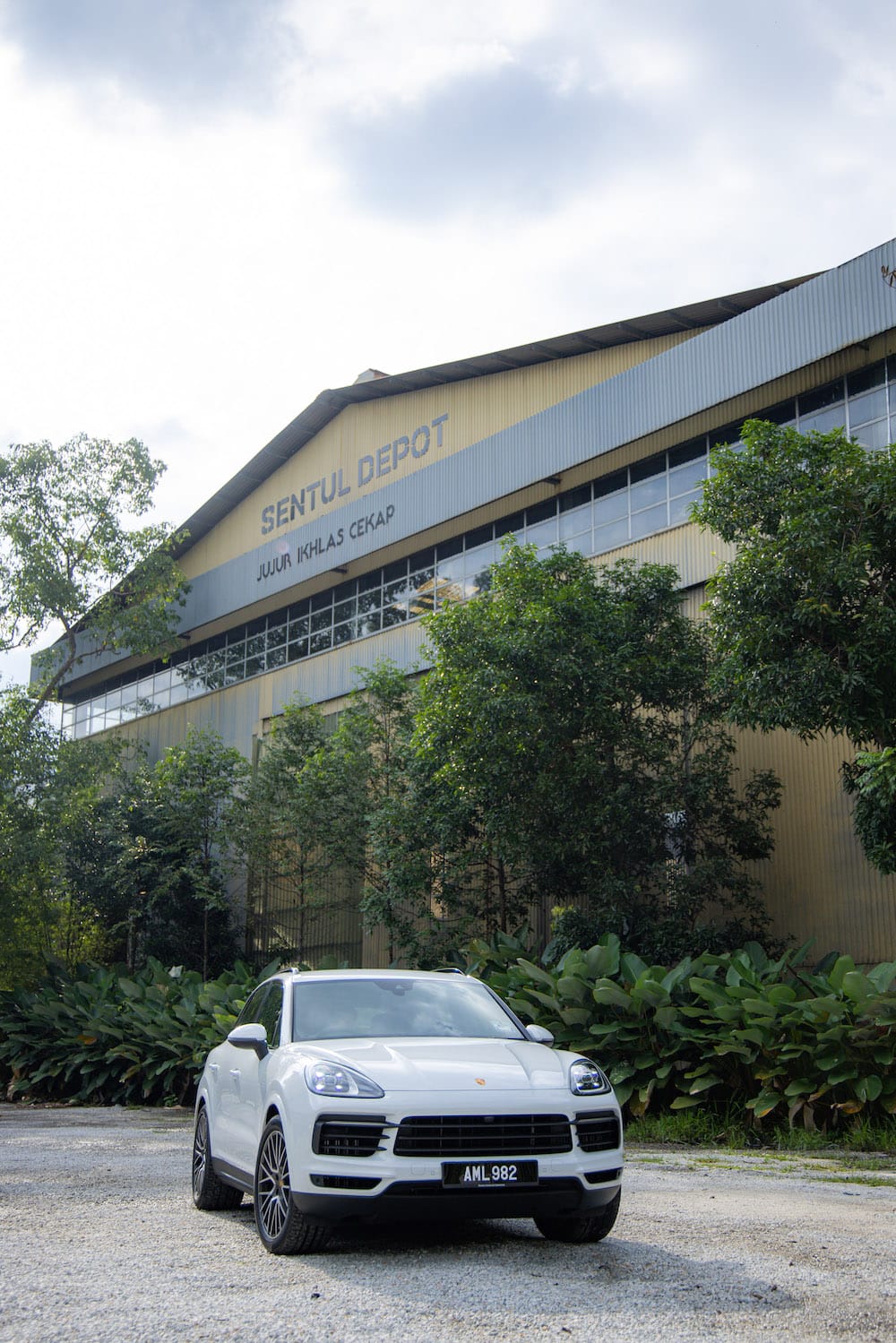 Annice Lyn Porsche Cayenne