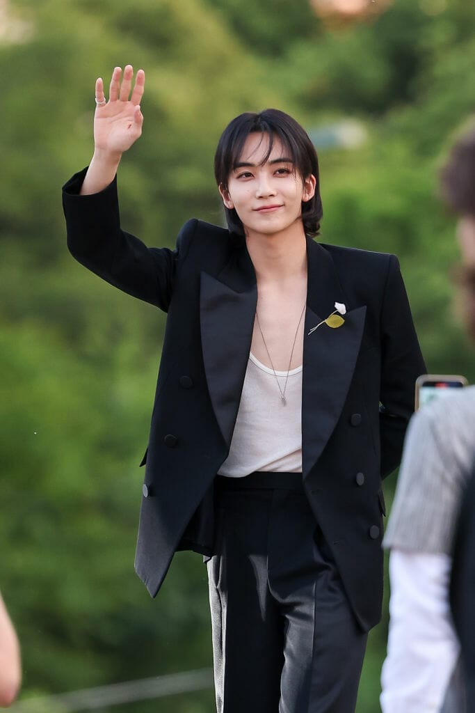 Best Dressed Men at the Saint Laurent SS24 Jeonghan Yoon (Jeong-Han Yoon) 