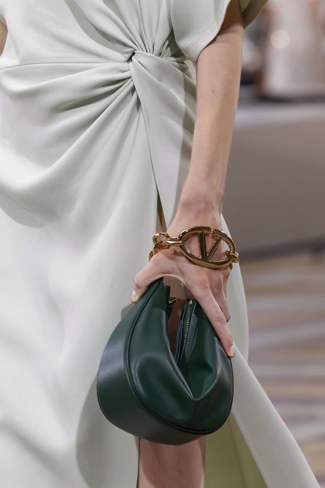 バッグ Valentino Garavani vlogo moon bag Small Vlogo Moon Hobo Bag In Grainy Calfskin With Chain for